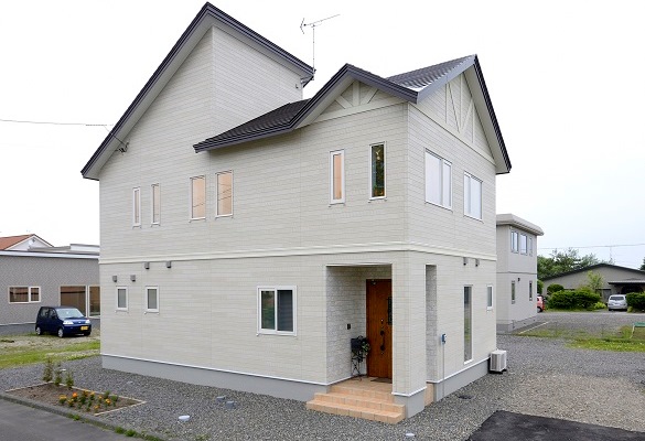 北海道S様邸の外観(三角屋根と親子ドア)