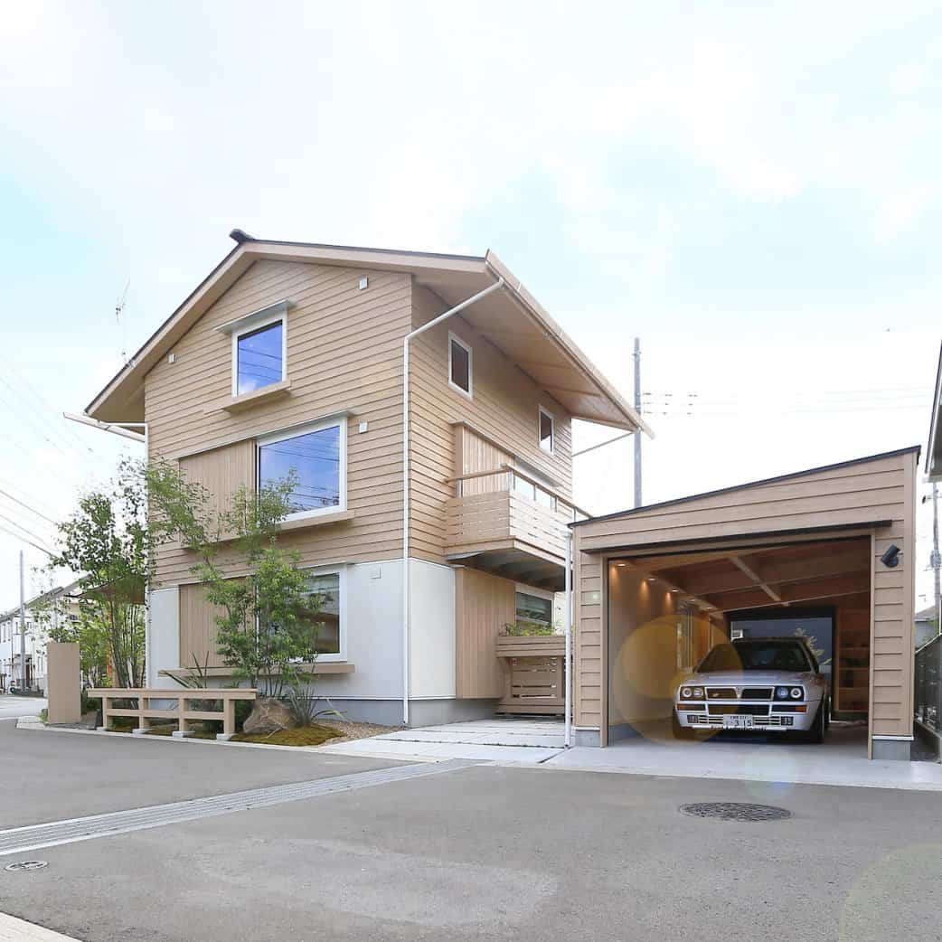 ガレージのある木の家(BEAHAUS S-SERIES)外観。ビルトインガレージと杉サイディング。