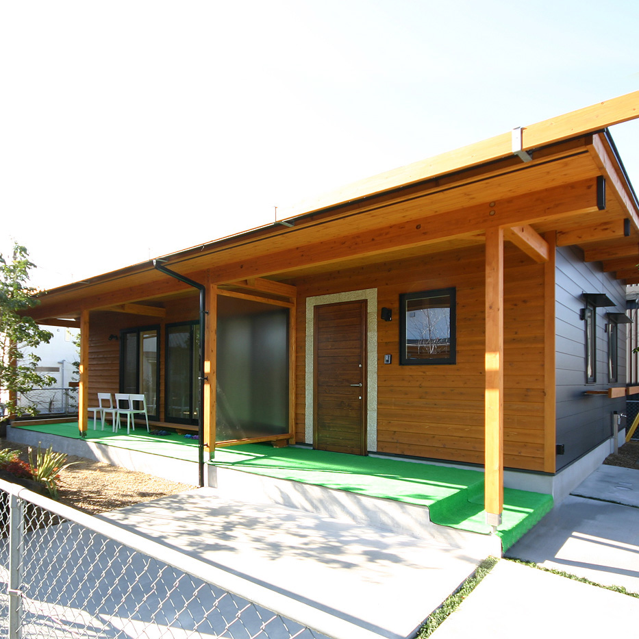 ソトと繋がる平屋(COVACO)外観。深い庇とテラス、フラットなつながり。