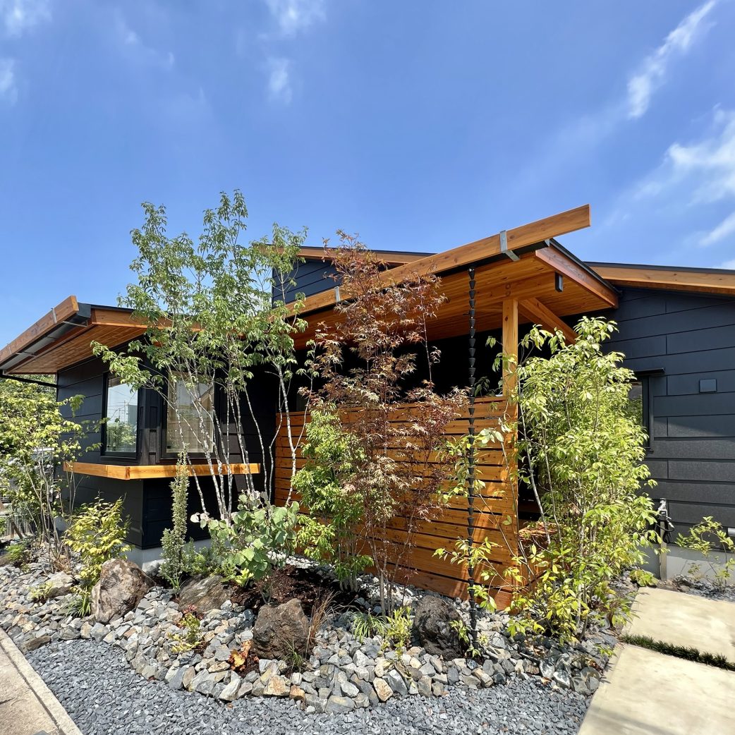 小さくて豊かな家(LOAFER)外観。深い軒と木質の外装、庭とのつながり。